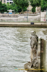 When the Seine water reaches the feet of the Zouave, the embankment footpaths are closed.